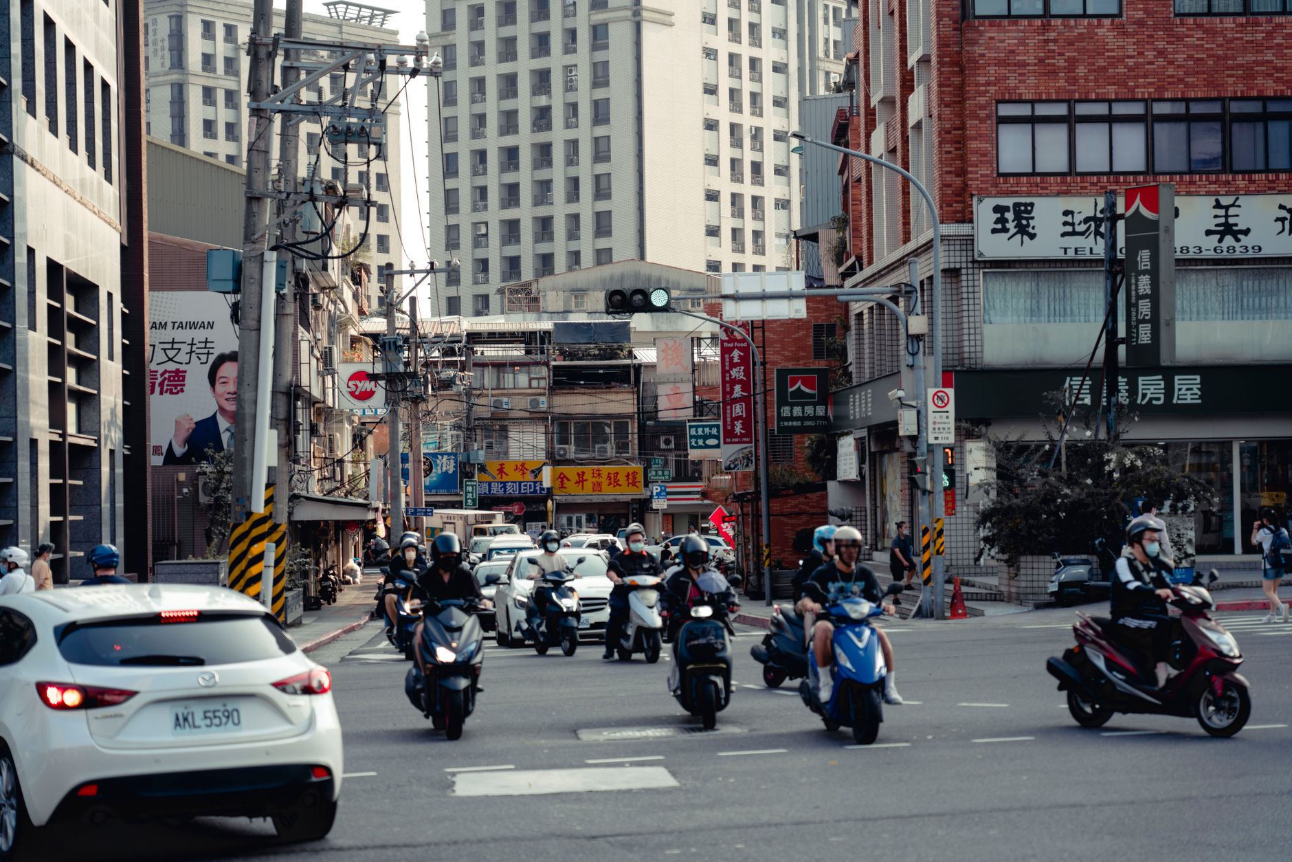 Scooter garé dans une rue urbaine