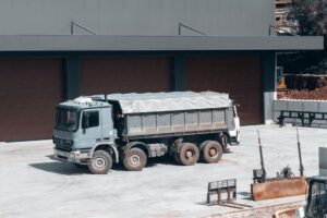 Camion benne stationné devant un entrepôt sur un chantier