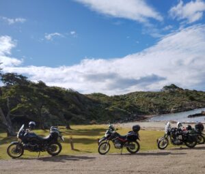 Moto d'aventure sur une route de montagne