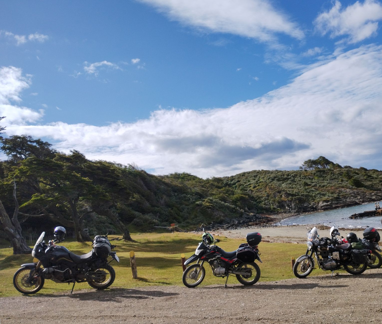 Moto d'aventure sur une route de montagne